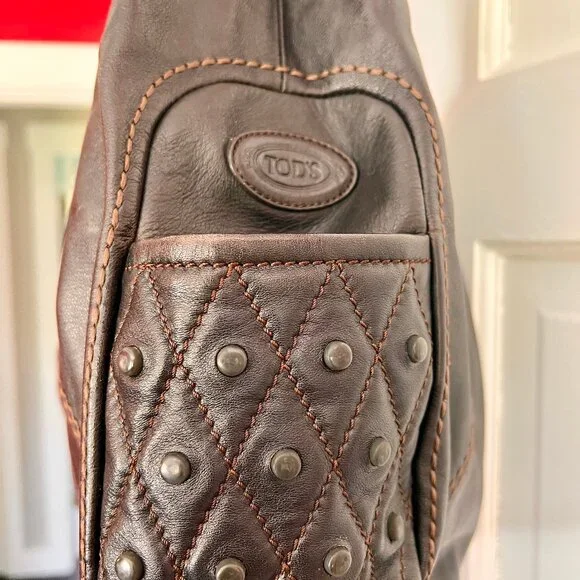 Authentic Tod's Shoulder Hobo Bag in Soft Brown Leather with contrast stitching - Picture 2 of 14